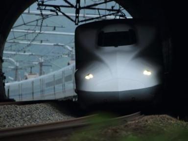 Japan's Unwavering Train Punctuality: When a Nap Sparks a 3-Minute Delay Apology